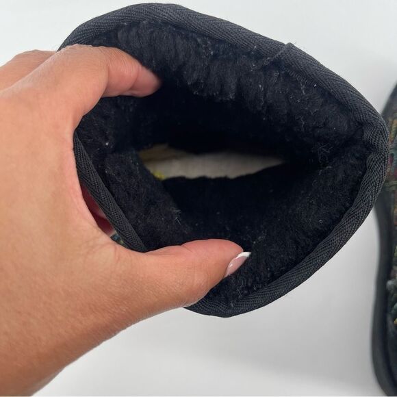 Ugg Girl’s Black Multicolor Classic II Graphic Stitch Boots Size 2 - Picture 10 of 13